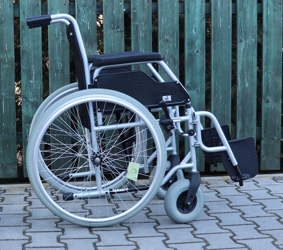 015-Mechanický invalidní vozík Meyra.