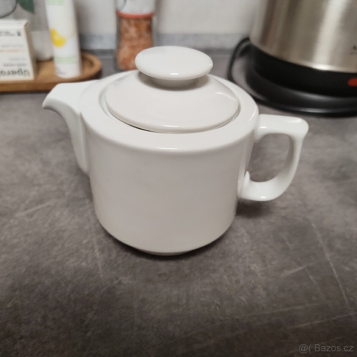 Porcelánová konvička retro