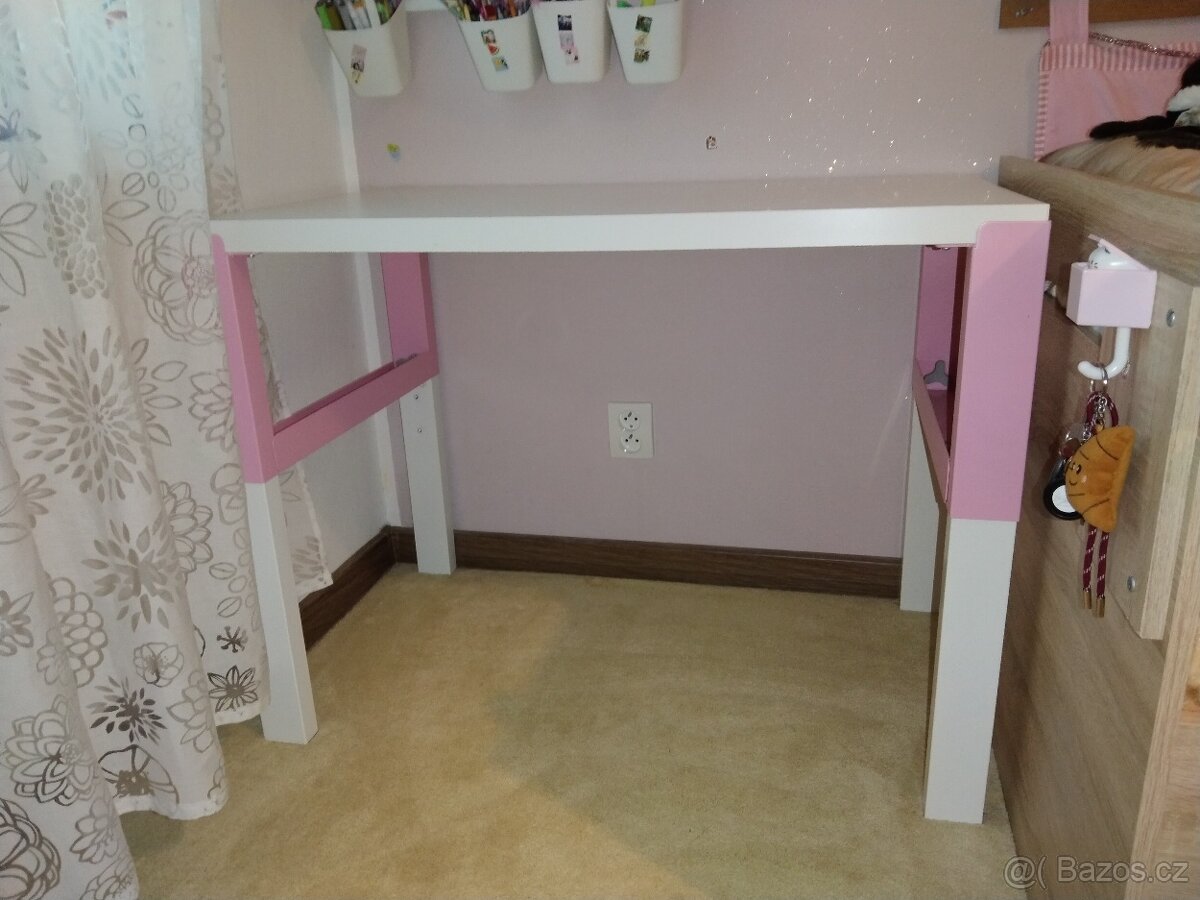 Rostoucí psací stůl IKEA růžový