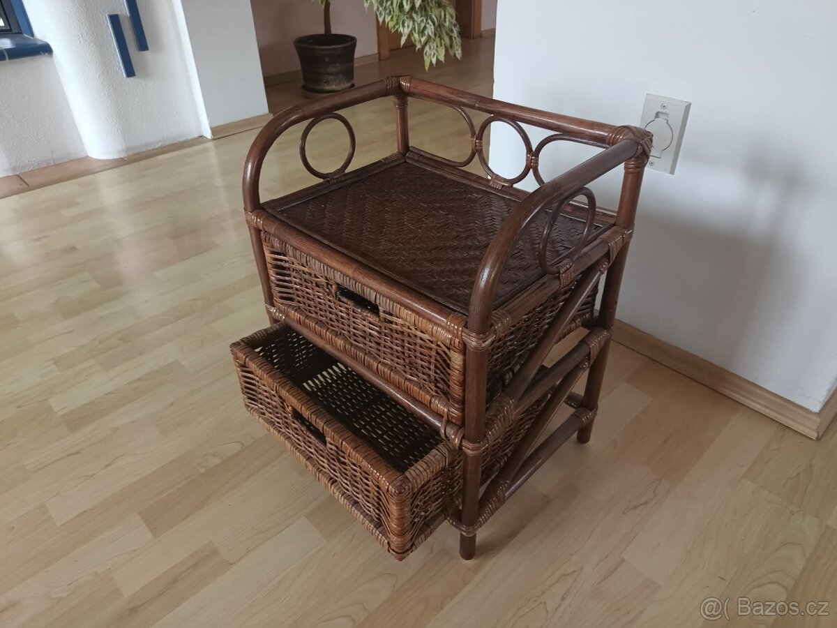 Dětská dřevěná židlička se zásuvkami
