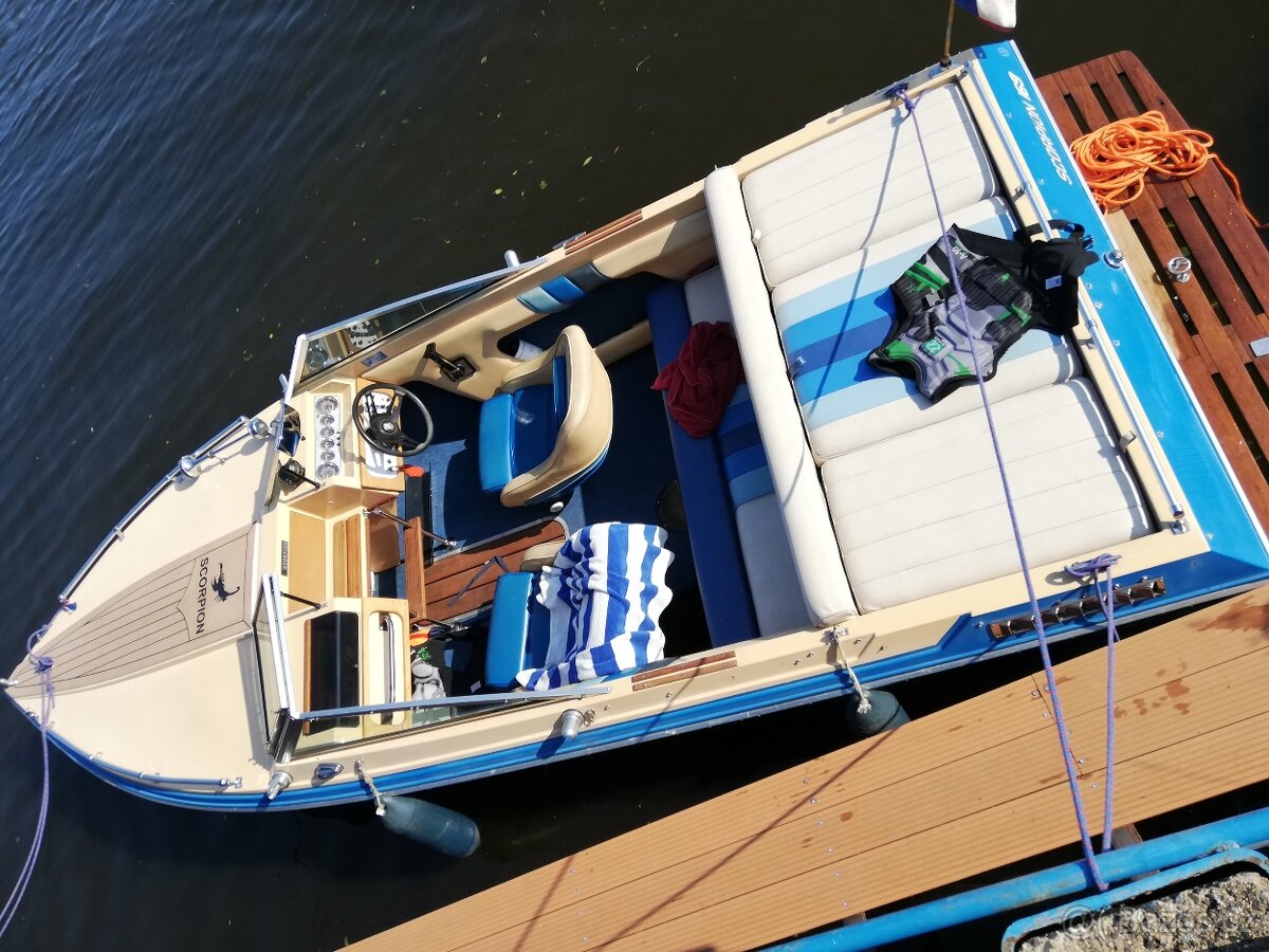 Motorový člun Christ Craft
