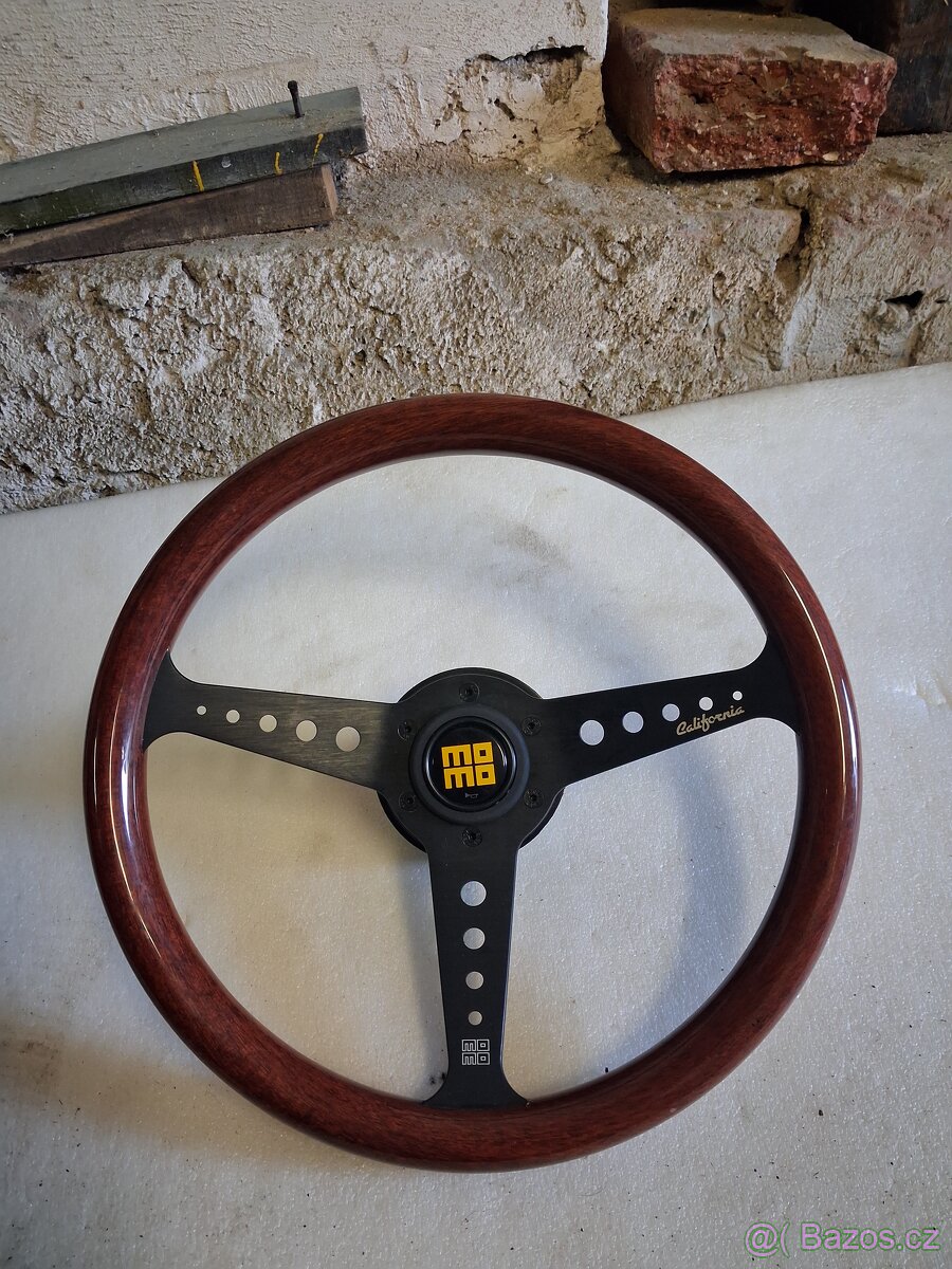 Sportovni volant momo