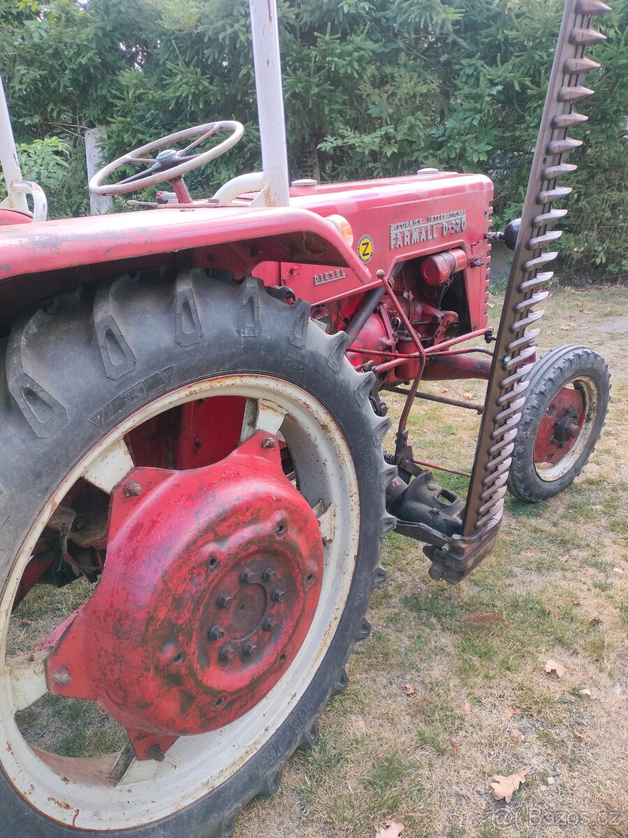 traktor MC CORMICK
