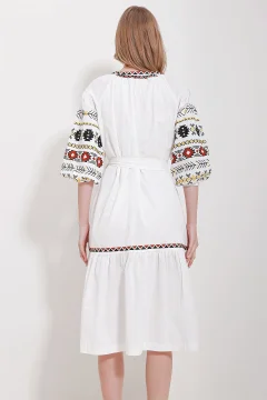 فستان نسائي باللون الأبيض - Фото 5