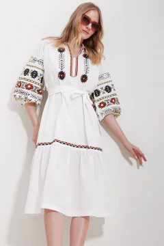 فستان نسائي باللون الأبيض - Фото 8