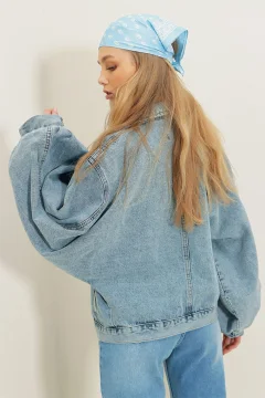 سترة نسائية من الجينز باللون الأزرق - Фото 4
