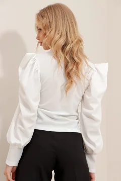بلوزة نسائية باللون الابيض - Фото 4