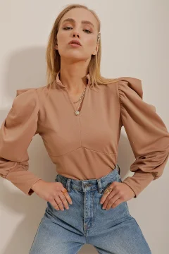 بلوزة نسائية قصيرة باللون البيج - Фото 2