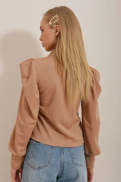 بلوزة نسائية قصيرة باللون البيج - Фото 8