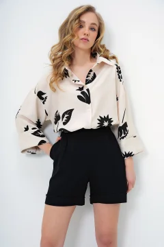 Women's beige and black patterned shirt - Фото 1