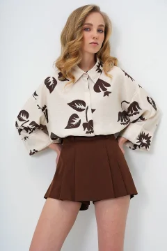 قميص نسائي منقوش باللون البني والبيج - Фото 2