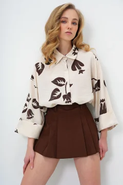 قميص نسائي منقوش باللون البني والبيج - Фото 3