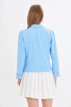 سترة نسائية باللون الأزرق الفاتح بزر واحد - Фото 4