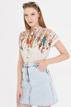 قميص نسائي ذو ياقة كريمية وأكمام قصيرة - Фото 2