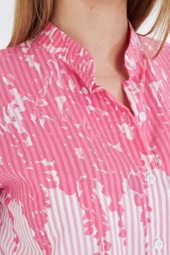 قميص نسائي منقوش باللون الوردي - Фото 2