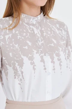 قميص نسائي بيج بياقة منقوشة - Фото 2