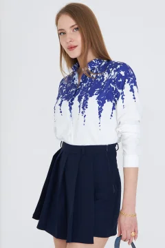 قميص نسائي منقوش باللون الأزرق والأبيض - Фото 5