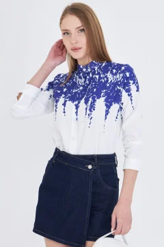 قميص نسائي منقوش باللون الأزرق والأبيض - Фото 2