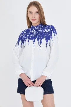 قميص نسائي منقوش باللون الأزرق والأبيض - Фото 4