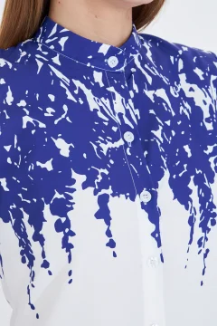 قميص نسائي منقوش باللون الأزرق والأبيض - Фото 7