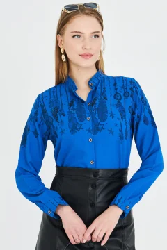 قميص نسائي منقوش بياقة القاضي باللون الأزرق الداكن - Фото 9