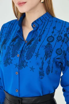 قميص نسائي منقوش بياقة القاضي باللون الأزرق الداكن - Фото 7