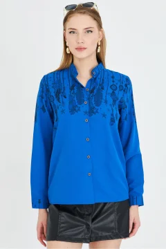 قميص نسائي منقوش بياقة القاضي باللون الأزرق الداكن - Фото 6