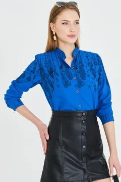 قميص نسائي منقوش بياقة القاضي باللون الأزرق الداكن - Фото 4