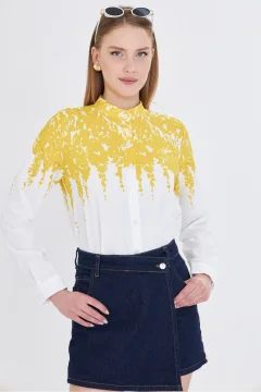 قميص نسائي منقوش بالونين الابيض والاصفر - Фото 3