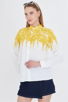 قميص نسائي منقوش بالونين الابيض والاصفر - Фото 4