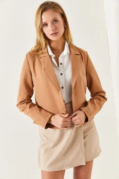 جاكيت قصير نسائي بزر واحد باللون البيج - Фото 3