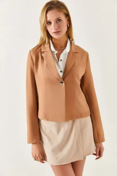 جاكيت قصير نسائي بزر واحد باللون البيج - Фото 2