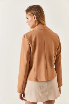 جاكيت قصير نسائي بزر واحد باللون البيج - Фото 4