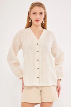 قميص نسائي بلون كريمي - Фото 3