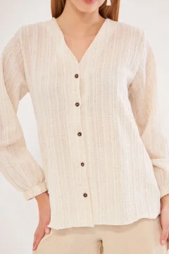 قميص نسائي بلون كريمي - Фото 2