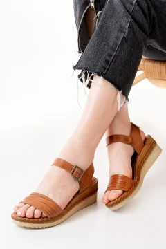 صندل نسائي من الجلد الطبيعي بلون بني فاتح - Фото 4