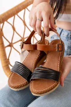 صندل نسائي من الجلد الطبيعي باللون الأسود - Фото 3