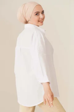 قميص نسائي كبير الحجم باللون الأبيض - Фото 6
