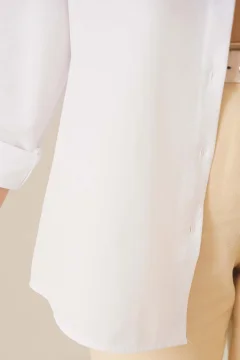 قميص نسائي كبير الحجم باللون الأبيض - Фото 7
