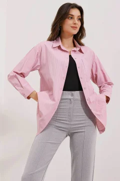 قميص نسائي كبير الحجم بجيب باللون الوردي - Фото 6