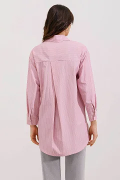 قميص نسائي كبير الحجم بجيب باللون الوردي - Фото 5