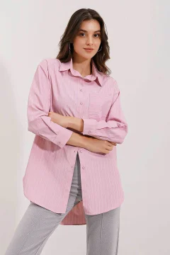 قميص نسائي كبير الحجم بجيب باللون الوردي - Фото 3