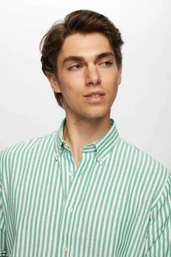 قميص رجالي باللون الأخضر المخطط - Фото 2