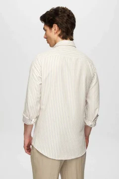 قميص ذو قصة ضيقة باللون البيج - Фото 6