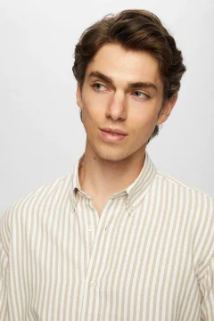 قميص ذو قصة ضيقة باللون البيج - Фото 5