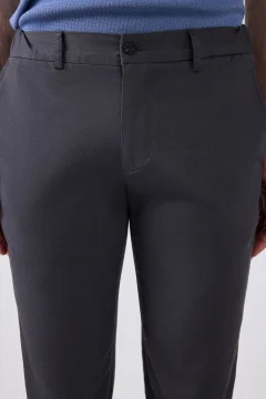 بنطلون تشينو أنثراسايت بقصة ضيقة وجيب جانبي من الليكرا المرن - Фото 6