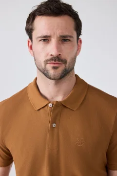 تي شيرت رجالي انيق بياقة بولو مطرزة باللون البني - Фото 3