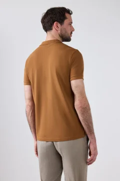 تي شيرت رجالي انيق بياقة بولو مطرزة باللون البني - Фото 4