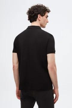 تي شيرت أسود ذو قصة عادي ومطرز برقبة بولو - Фото 3