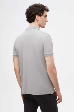 تي شيرت رمادي بقصّة عادية بياقة بولو مطرز - Фото 4